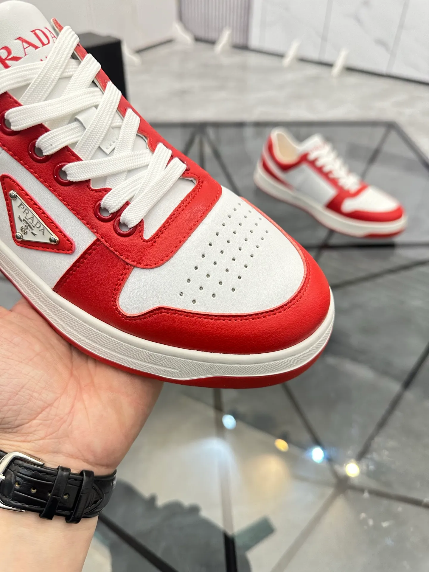 Men's shoes: 💰P400¥ Product trademark: Prada *"Prada*" low-top casual shoes Regular size: 38-44 (can be customized to 45) Product materials: imported cowhide upper, sheepskin lining, original outsole. Number: 020